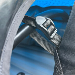 Zádová opěrka se fixuje ke kovovým výztuhám, aby dobře držela na svém místě.