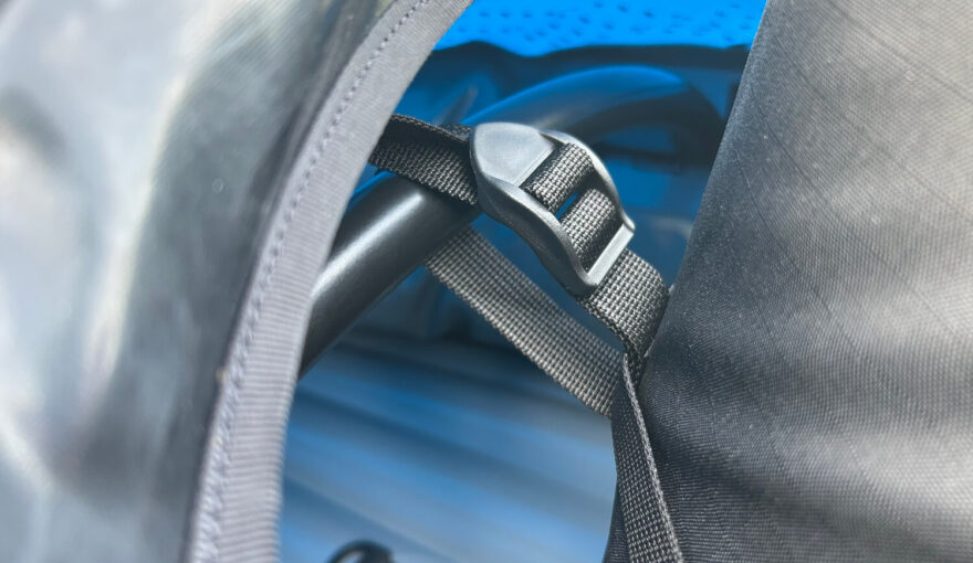 Zádová opěrka se fixuje ke kovovým výztuhám, aby dobře držela na svém místě.