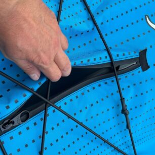 Detail vodotěsného zipu na přední palubě Swingu 2.