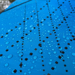 Paluby mají vodoodpudivou úpravu. Kapky po nich krásně stékají pryč.