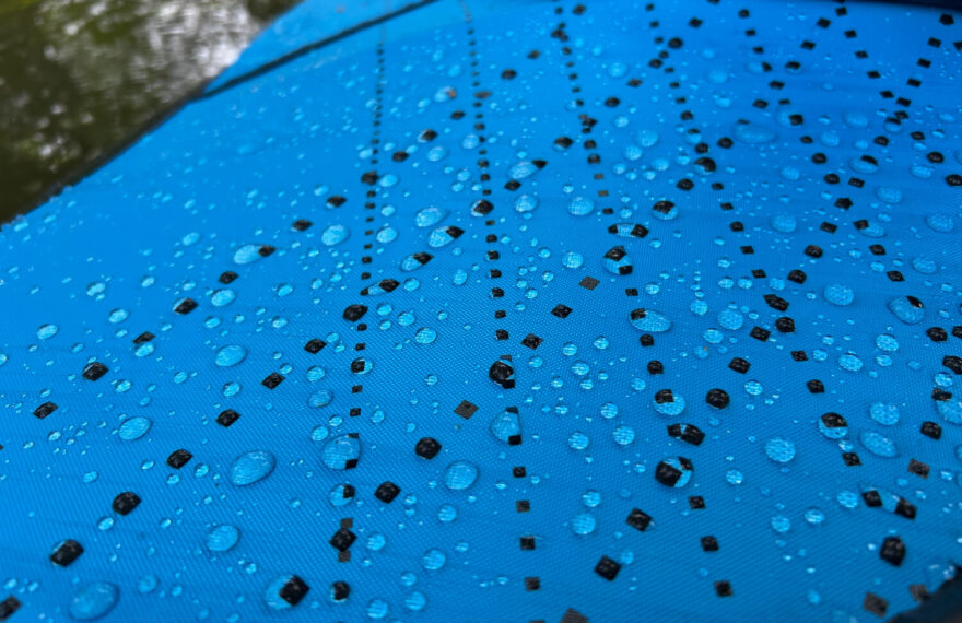 Paluby mají vodoodpudivou úpravu. Kapky po nich krásně stékají pryč.