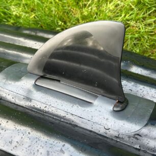 Oba Swingy je možné v zadní části dna doplnit o směrovou ploutev.