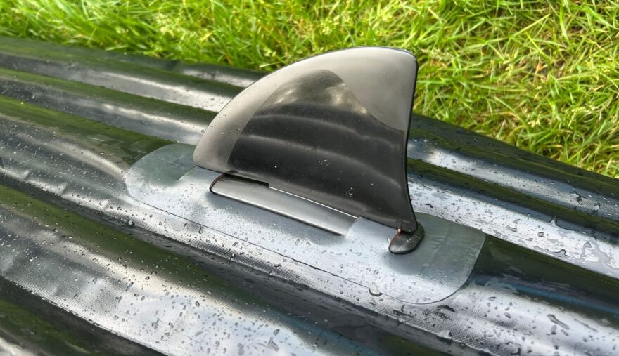 Oba Swingy je možné v zadní části dna doplnit o směrovou ploutev.