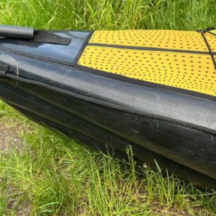 Na přídi i zádi z obou stran mají kajaky bezpečnostní lano.