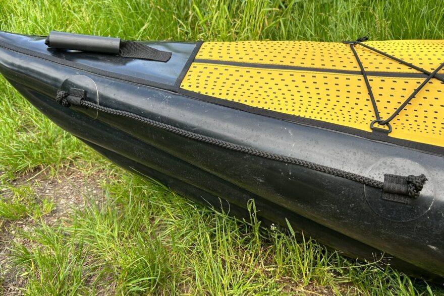 Na přídi i zádi z obou stran mají kajaky bezpečnostní lano.