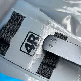 Kovové výztuhy jsou dobře označené, abychom je navlékli na správnou pozici.