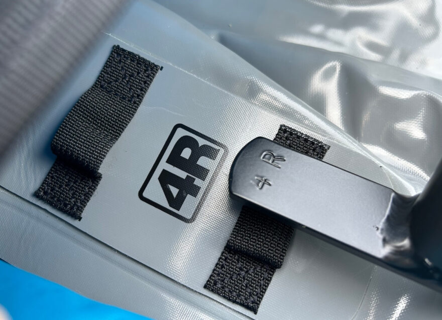 Kovové výztuhy jsou dobře označené, abychom je navlékli na správnou pozici.