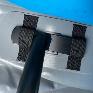 U kovových výztuh je důležitá správná orientace a pečlivé provlečení skrz oka.