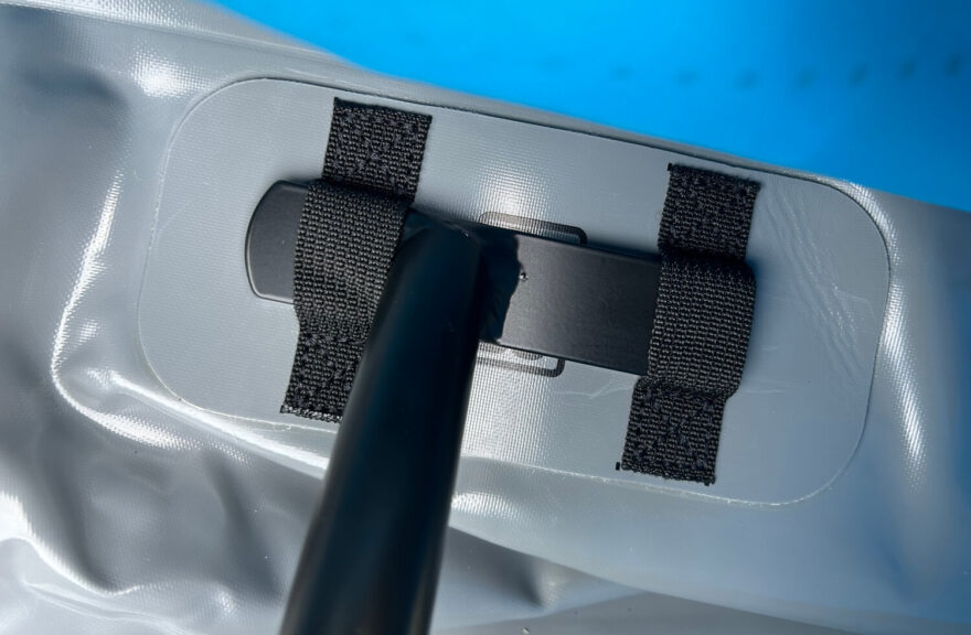 U kovových výztuh je důležitá správná orientace a pečlivé provlečení skrz oka.