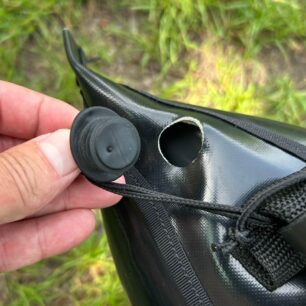 Novinkou u Swingu 1 i 2 je vylévací otvor uzaviratelný gumovým špuntem.