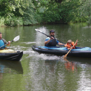 Flotila Swingů v akci na domácím terénu na řece Doubravě.