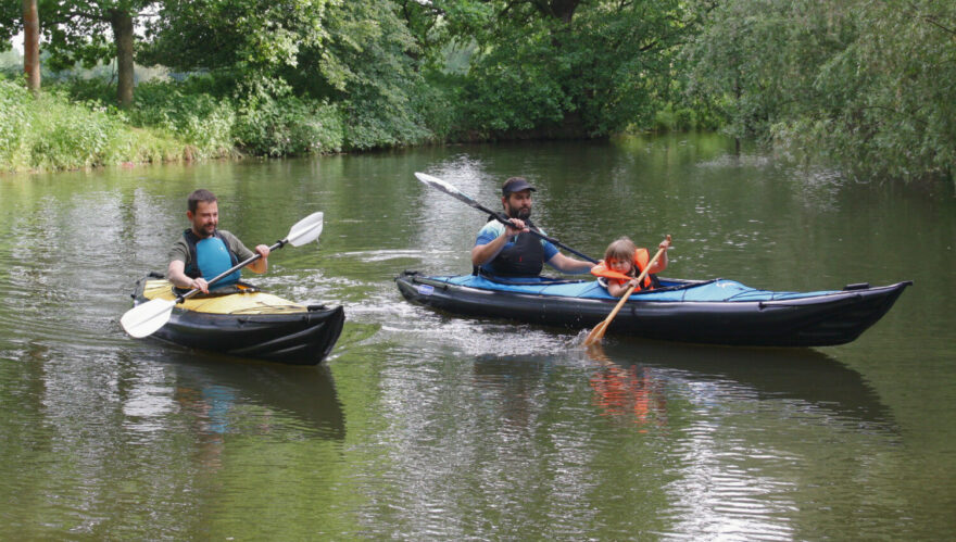 Flotila Swingů v akci na domácím terénu na řece Doubravě.