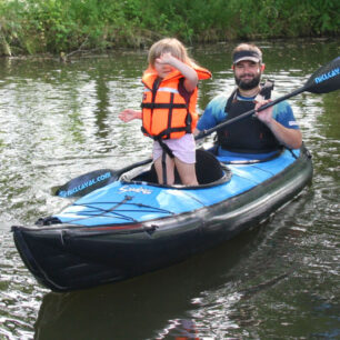 Swing 2 je tak stabilní, že si v něm za jízdy v pohodě stoupne i malé dítě.