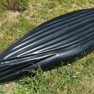 Dno obou verzí kajaku tvoří sedm válců. Prostřední válec má zvětšený průměr a funguje jako kýl.