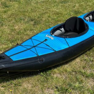 Celkový pohled na kajak Swing 2 od přídě.