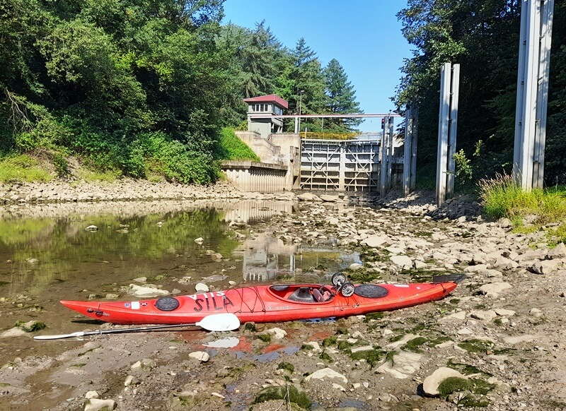 Málo vody v plavební komoře... Musel jsem to vzít po břehu.