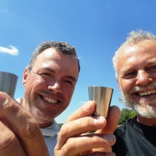 Přípitek teplou slivovicí a studeným rumem.