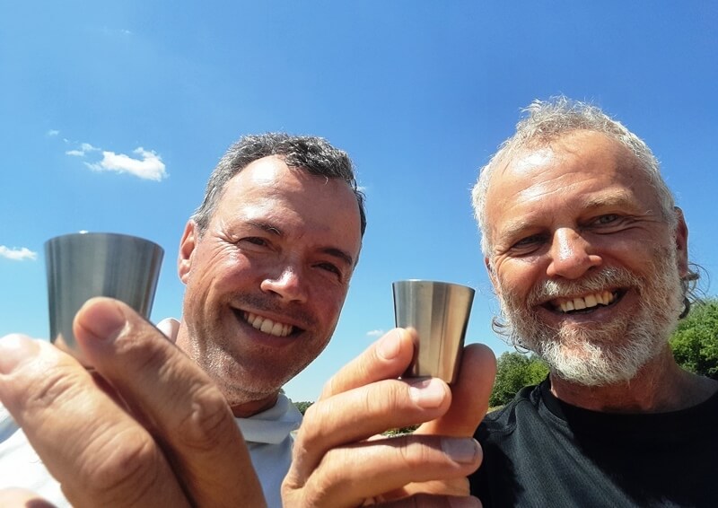 Přípitek teplou slivovicí a studeným rumem.