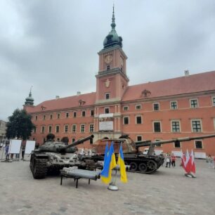 Protiválečná výstava ve Varšavě.