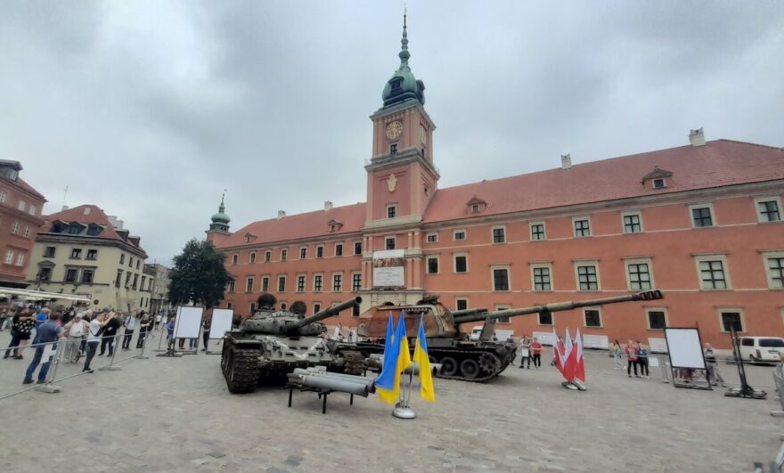 Protiválečná výstava ve Varšavě.