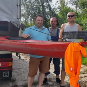 Tři pomocníci s nákladním autem.