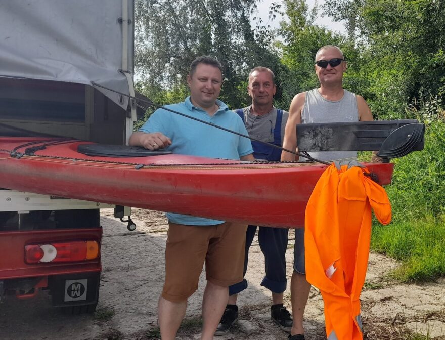 Tři pomocníci s nákladním autem.