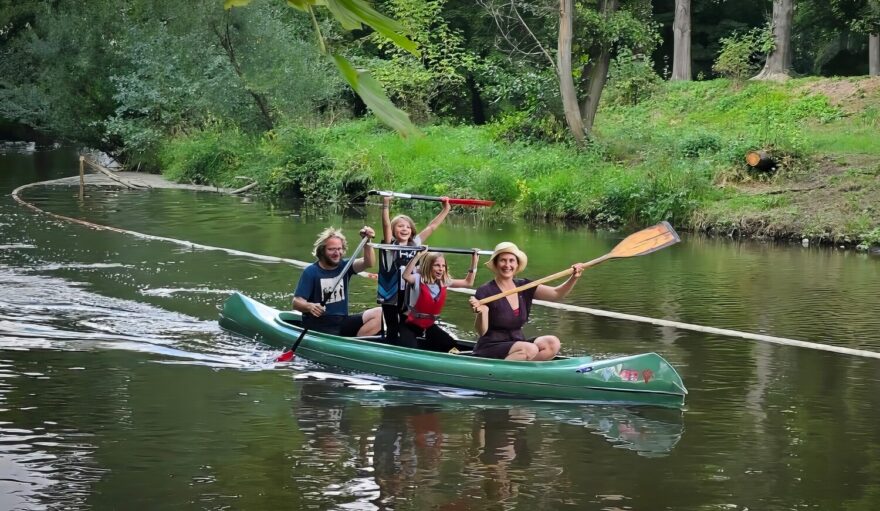 Závod je hlavně o radosti z pádlování! Jedna z rodinných posádek v cíli krátkého závodu. / F: KVT Pardubice