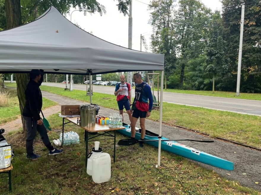 Nejrychlejší loď dne na občerstvovací stanici. / F: KVT Pardubice