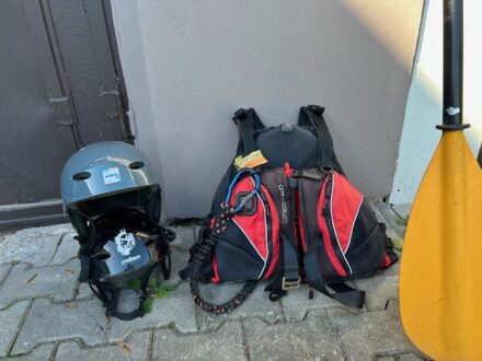 Vesta-pádlo-přilba