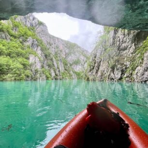 V některých místech tvoří stěny kaňonu převisy, pod které se dá zajet.
