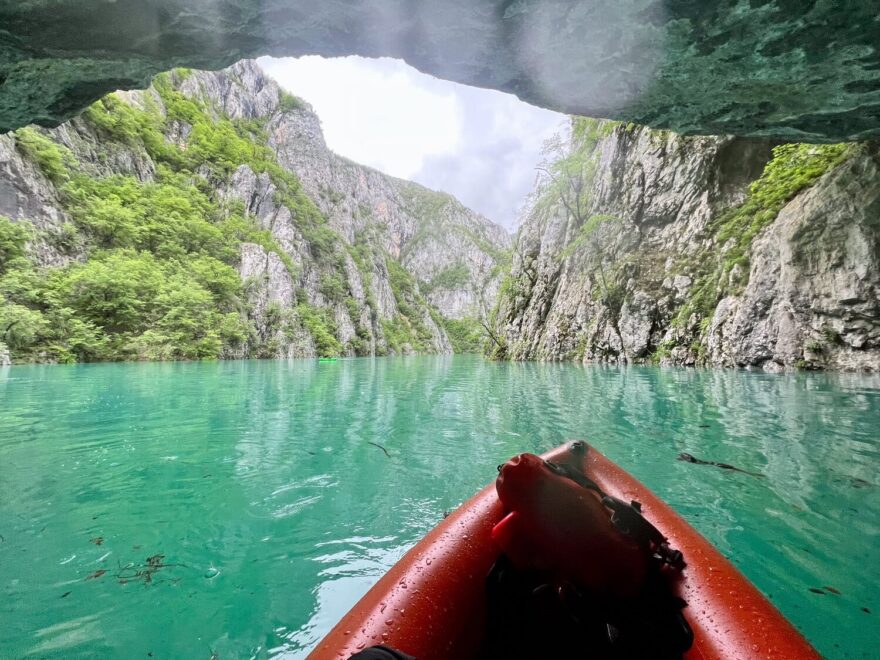 V některých místech tvoří stěny kaňonu převisy, pod které se dá zajet.
