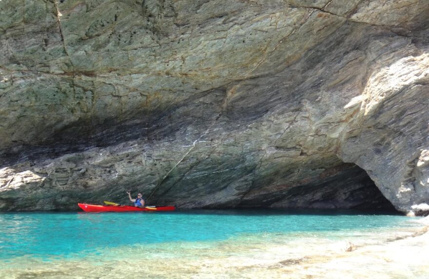 Prozkoumávání jeskyní u ostrůvků Gemini.