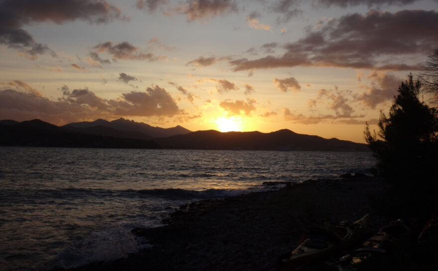 Západy slunce se nikdy neokoukají.