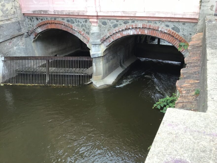 Česle nad mlýnským kolem Velkopřevorského mlýna.