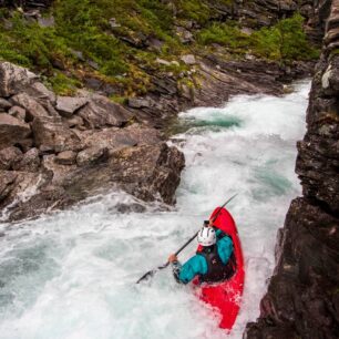 Nájezd do S zatáčky.