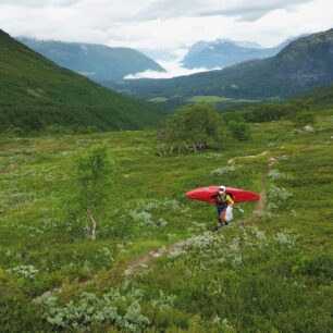 Cesta s lodí přes rameno je námaha, ale řeka se vám odmění.