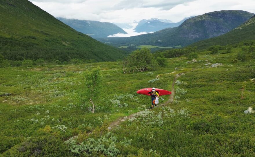 Cesta s lodí přes rameno je námaha, ale řeka se vám odmění.
