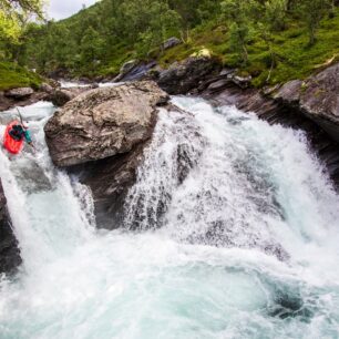 Krátké rozdvojení řeky pod "piemont dropem".