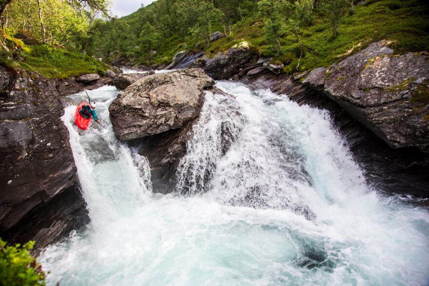 Krátké rozdvojení řeky pod "piemont dropem".