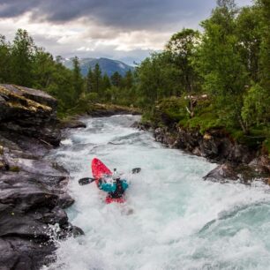 Řeka vám nedá moc vydechnout ani v mezipasážích.