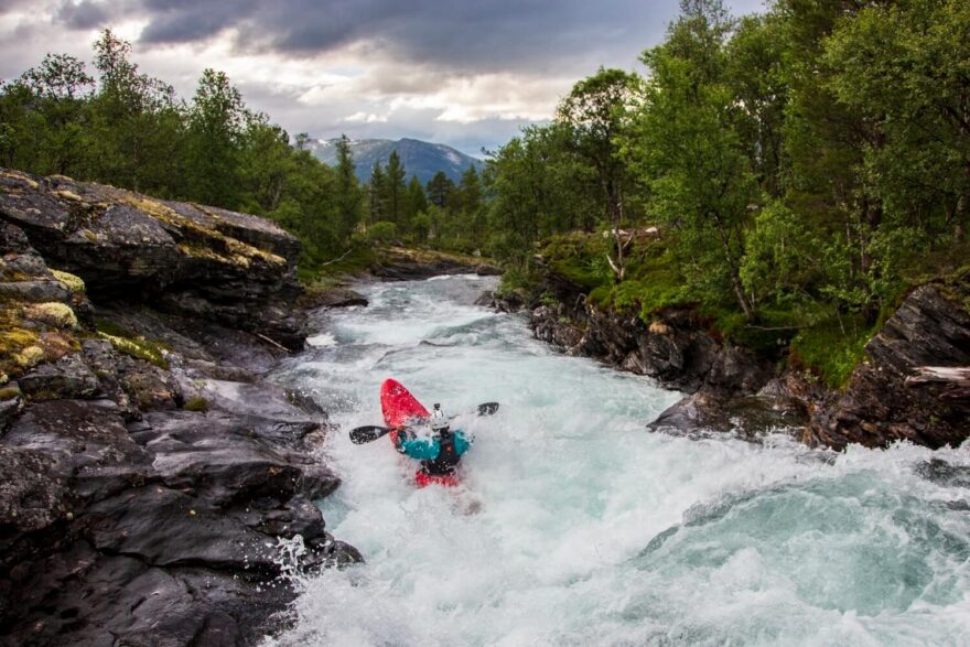 Řeka vám nedá moc vydechnout ani v mezipasážích.