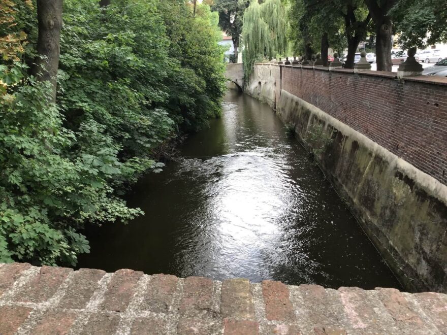 Současný pohled na koryto Čertovky.