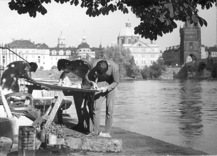 Stavba lodí na břehu Čertovky.