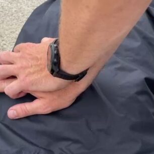 Hrudník stlačujeme v jeho středu (hrudní kost).