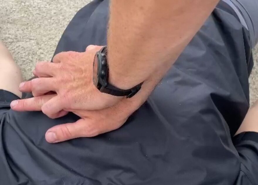 Hrudník stlačujeme v jeho středu (hrudní kost).