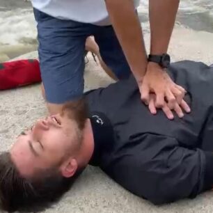 Hrudník stlačujeme v jeho středu (hrudní kost).