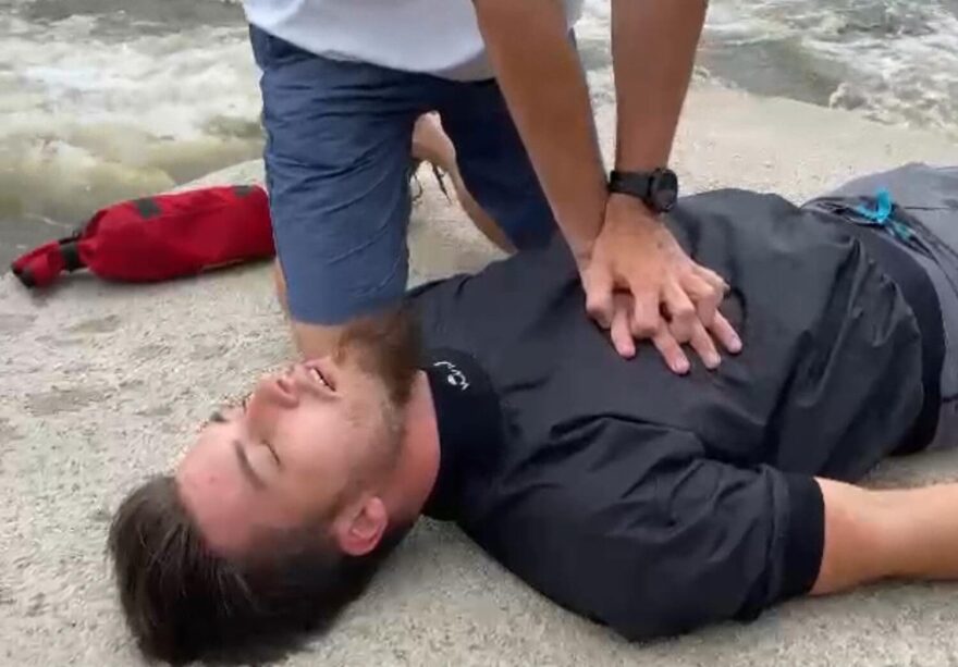 Hrudník stlačujeme v jeho středu (hrudní kost).