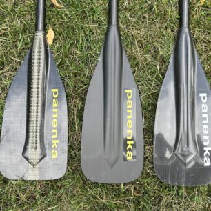 Listy pádla Stand Up jsou nabízeny ve třech velikostech. Vlevo je L, vpravo M a uprostřed S.