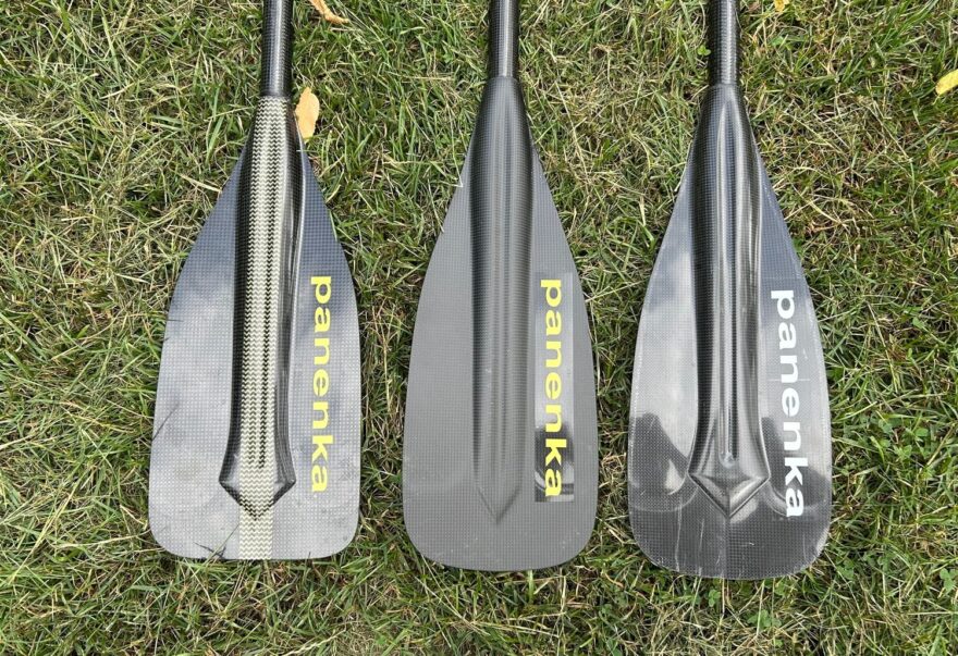 Listy pádla Stand Up jsou nabízeny ve třech velikostech. Vlevo je L, vpravo M a uprostřed S.