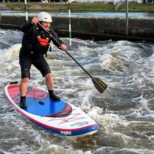 Pádlo s listem velikosti L při testování v Troji.